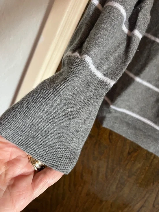 Banana Republic women’s Gray and White Striped Crewneck Sweater wool & cashmere - Picture 5 of 7